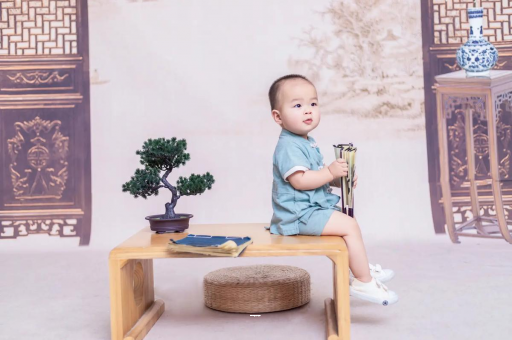 宜春宝宝边吃奶边挣扎烦躁